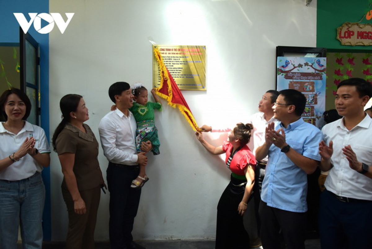 Lãnh đạo Đài TNVN, lãnh đạo huyện Văn Chấn và các nhà tài trợ thực hiện nghi thức gắn biển điểm Trường