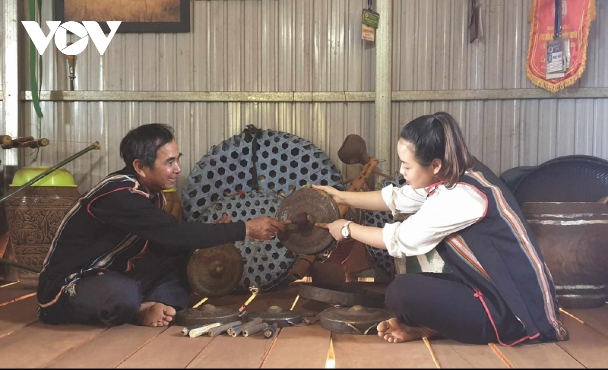 Đảng viên Alip nỗ lực truyền dạy cồng chiêng cho thế thệ trẻ ở huyện Đắc Đoa