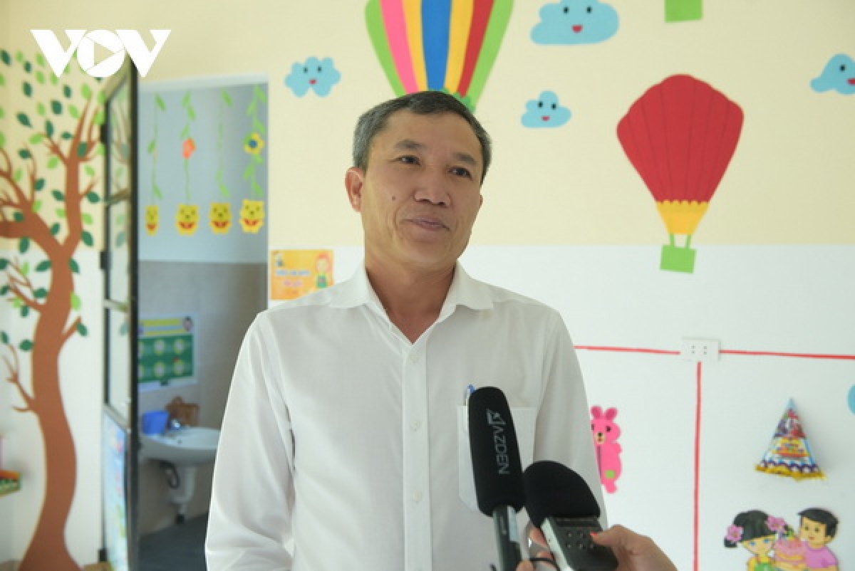 Ông Hoàng Ngọc Trung, Phó Tổng giám đốc Tổng Công ty thăm dò khai thác dầu khí, một trong những nhà tài trợ chính xây dựng điểm trường