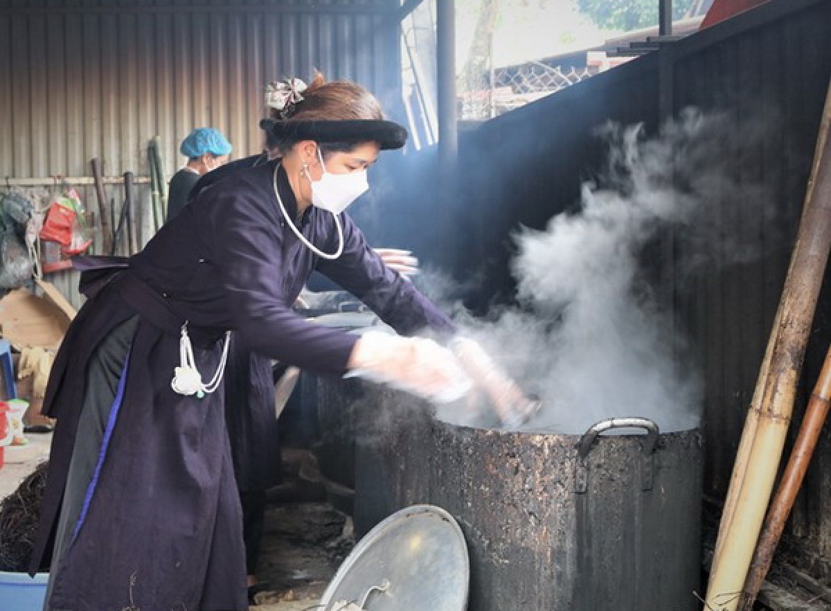 Nấu cây thạch đen để sản xuất sản phẩm thạch đen tại cơ sở sản xuất Lê Thùy (thị trấn Đông Khê, huyện Thạch An). Ảnh: Chu Hiệu-TTXVN