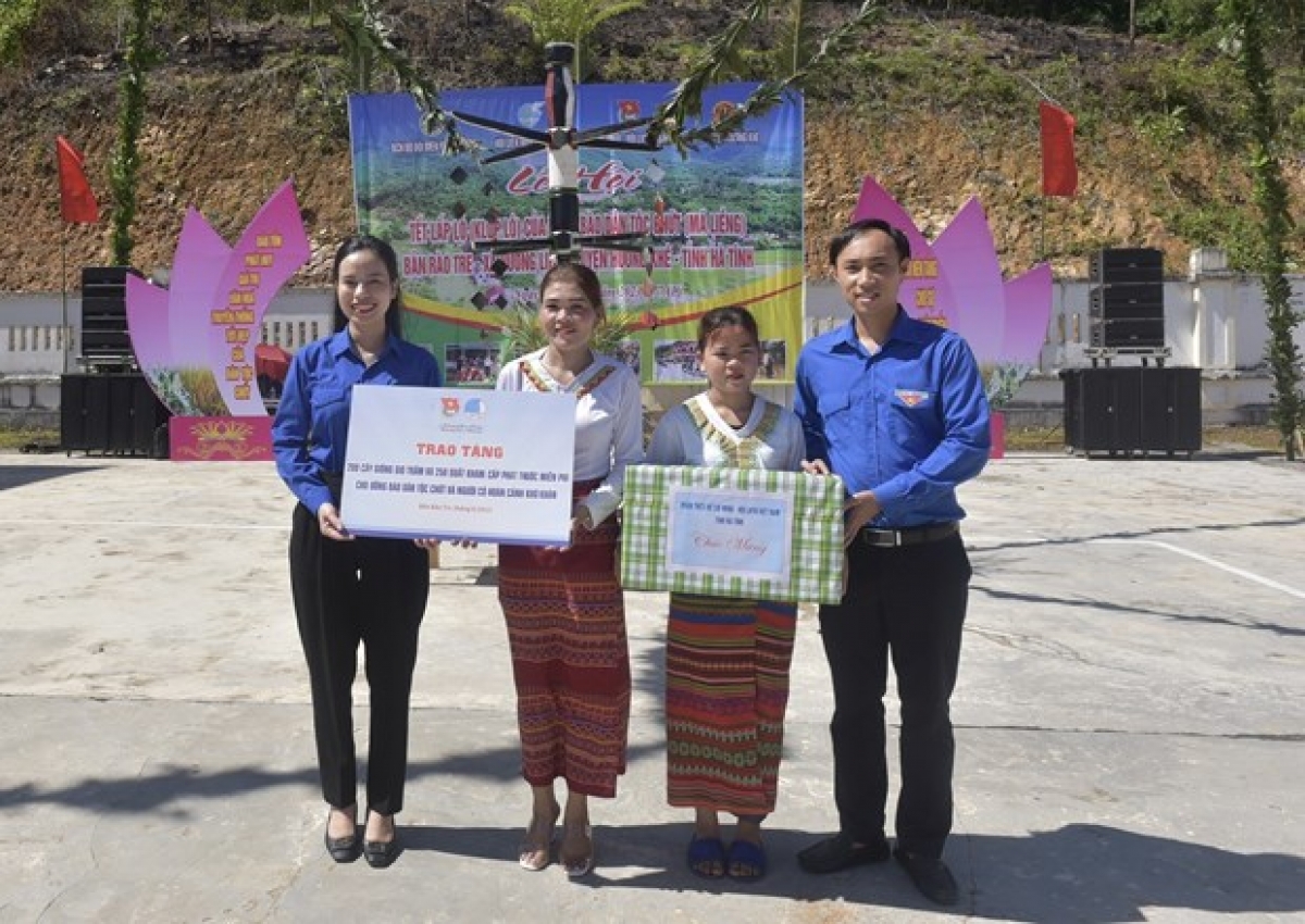 Tỉnh đoàn, Hội Liên hiệp thanh niên tỉnh Hà Tĩnh cũng trao tặng cho bà con bản Rào Tre 200 cây giống phát triển kinh tế. Ảnh: TTXVN