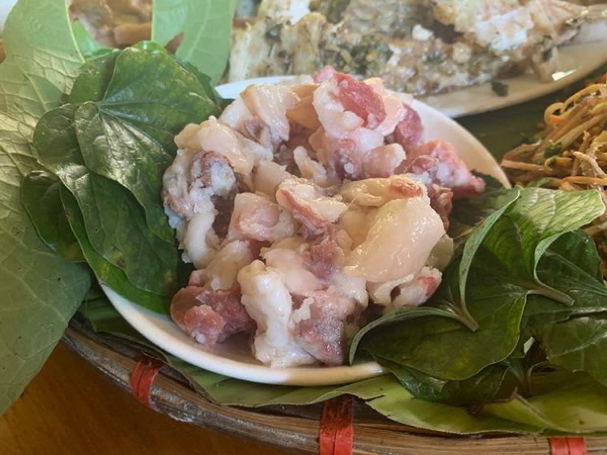 Thịt chua của người Dao Tiền ở bản Sưng thường được ăn cùng với lá lốt hoặc một số loại rau rừng: Ảnh: Báo Lao Động