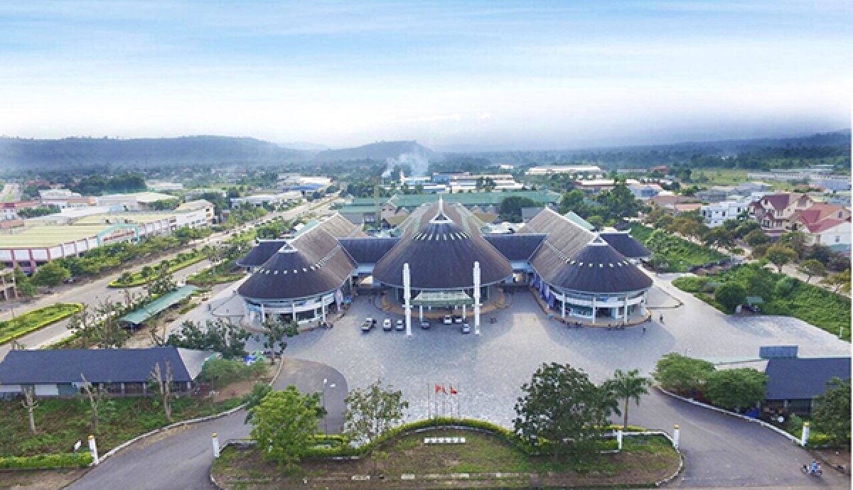 Trung tâm Thương mại huyện Hướng Hóa được xây dựng khang trang, tạo điều kiện để đồng bào DTTS ở địa phương giao thương, trao đổi hàng hóa