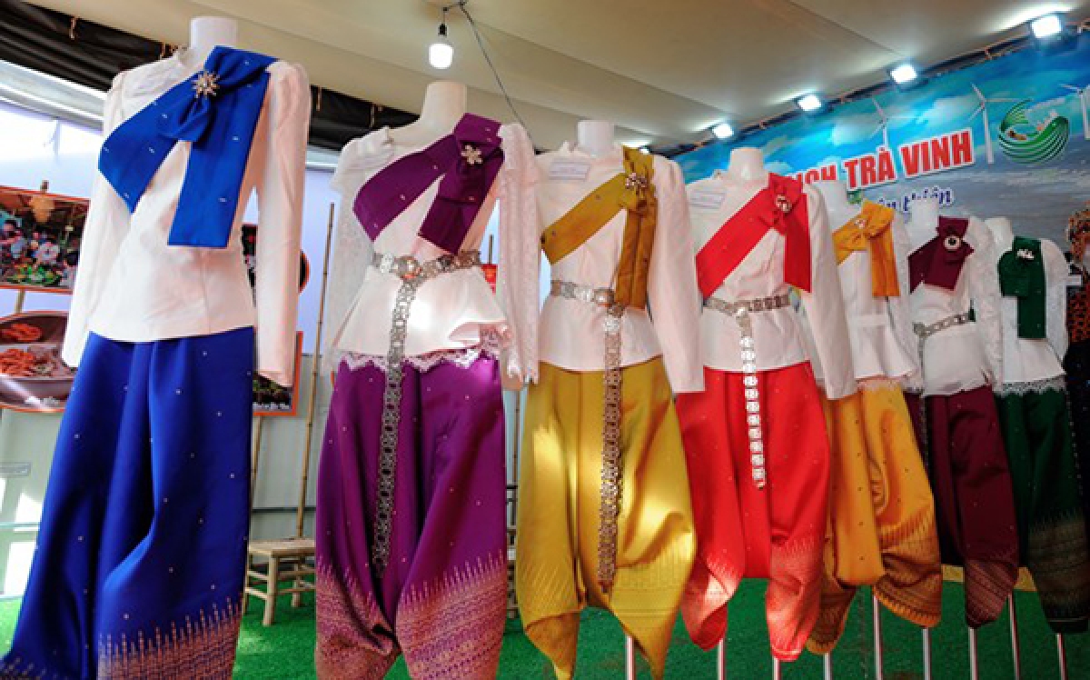 Trang phục truyền thống của người Khmer Nam Bộ mang nhiều nét văn hóa độc đáo, đa dạng qua chất liệu vải, màu sắc, hoa văn.... Ảnh: Lê Yến Thanh
