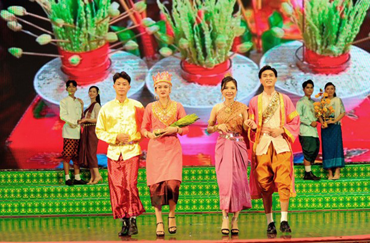 Trình diễn trang phục dân tộc Khmer trong hoạt động nông nghiệp, đi chùa, lễ cưới. Ảnh: Lê Yến Thanh