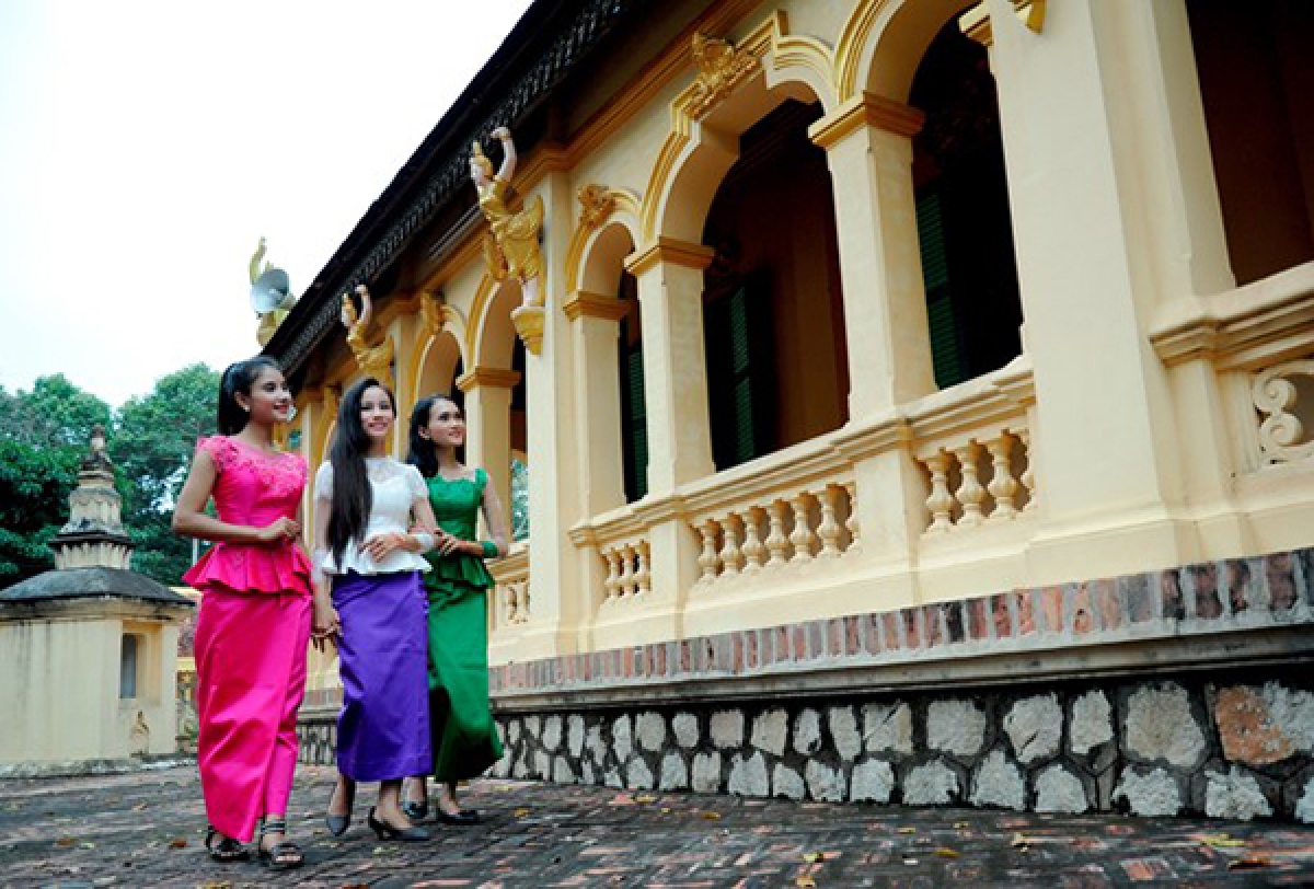 Phụ nữ Khmer Nam Bộ luôn chuẩn bị cho bản thân và gia đình những bộ trang phục truyền thống đẹp để mặc vào mỗi dịp quan trọng. Ảnh: Lê Yến Thanh
