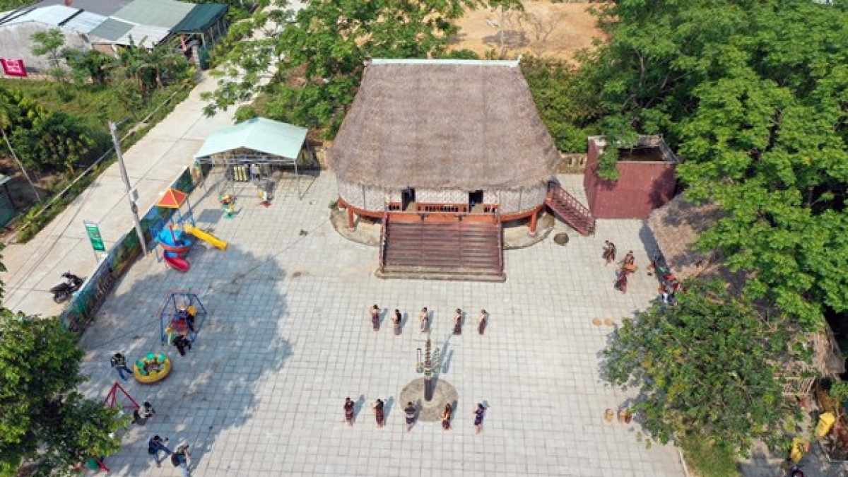Nhà Gươl của đồng bào Cơ Tu ỏ các thôn Tà Lang, Giàn Bí, xã Hòa Bắc được nâng cấp, sửa chữa trở thành nơi sinh hoạt cộng đồng. Ảnh: TTXVN
