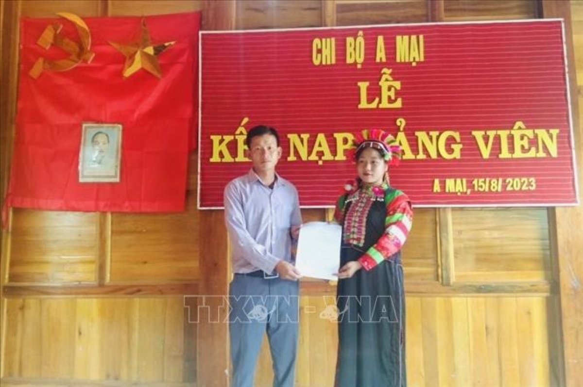 Chi bộ A Mại tổ chức kết nạp viên cho đảng viên nữ người dân tộc thiểu số. Ảnh: Việt Hoàng/TTXVN