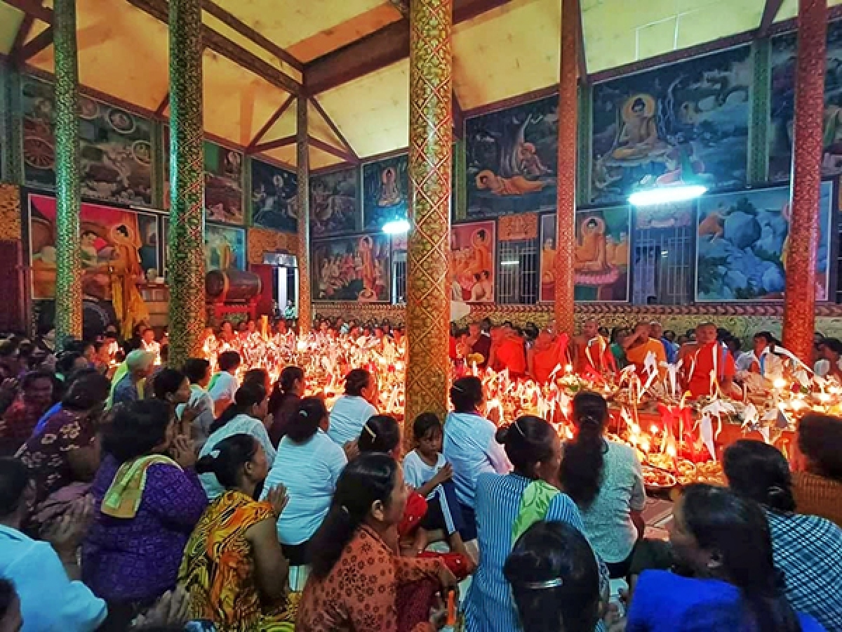 Đồng bào Khmer làm lễ cầu siêu tại chùa trong dịp Lễ Sene Dolta