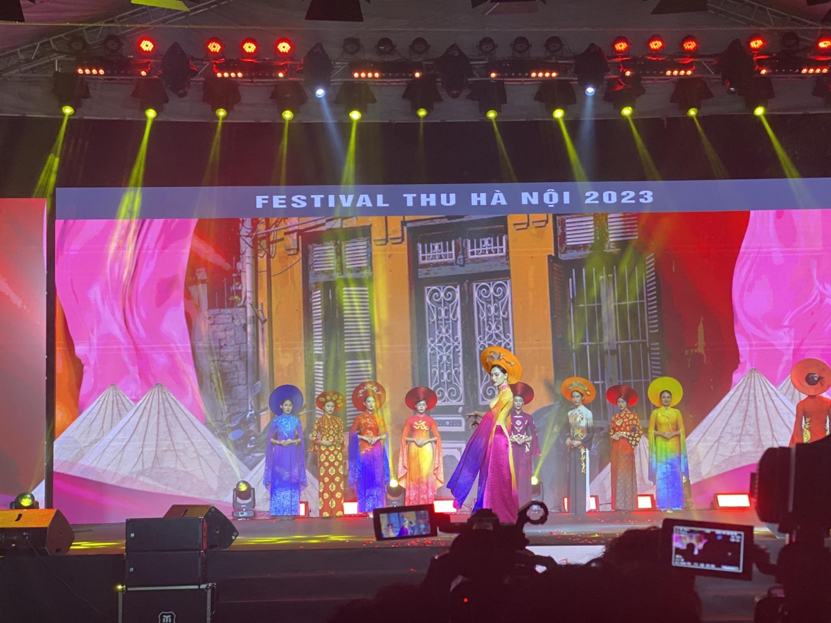 Pơdah ao dai amăng mông ngă lơphet festival Bơyan Puih Hà Nội