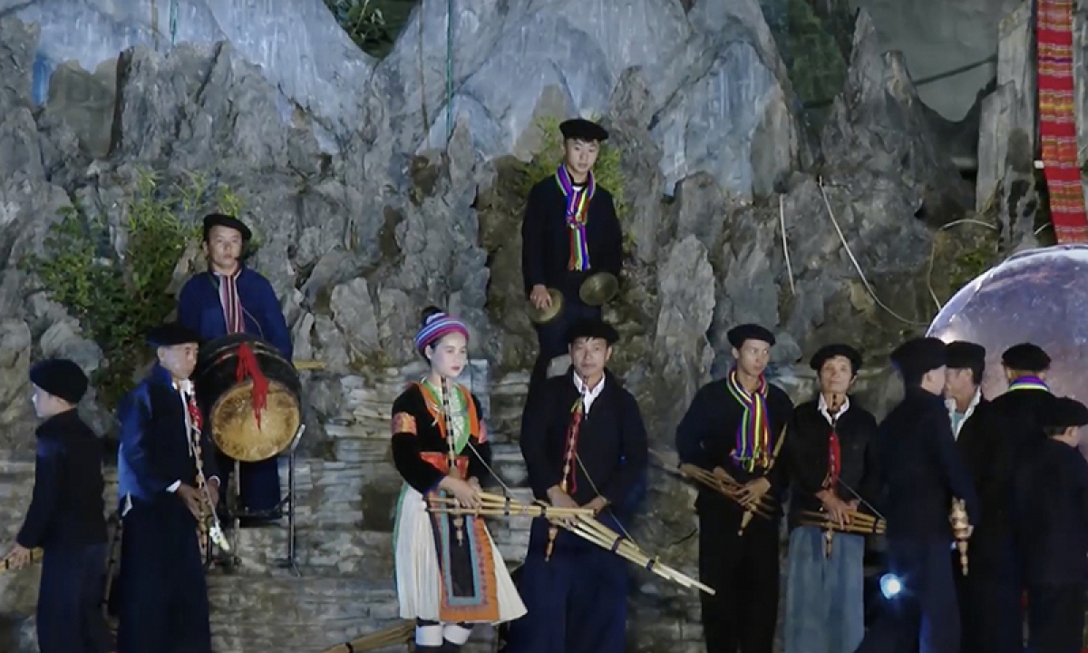 Lễ hội khèn Mông huyện Đồng Văn lần thứ VIII đã diễn ra cùng với sự góp mặt của hàng trăm các nghệ nhân ưu tú đến từ 19 xã, thị trấn.