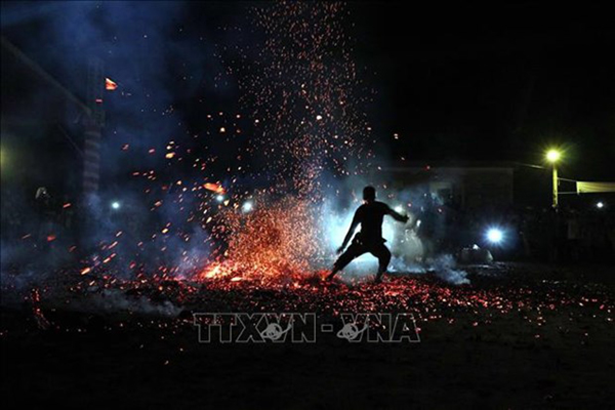 Nghi lễ nhảy lửa của người Pà Thẻn ở xã Hồng Quang, huyện Lâm Bình, tỉnh Tuyên Quang. Ảnh: Quang Cường – TTXVN