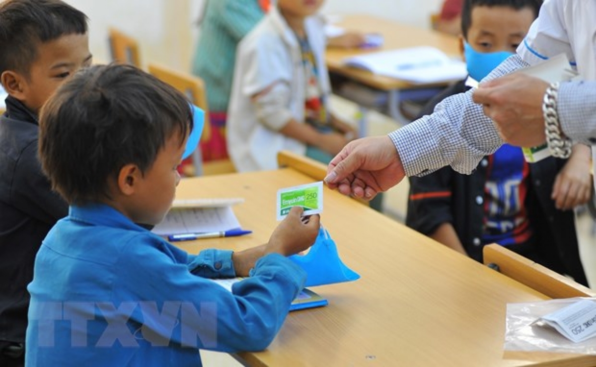 Nhân viên y tế cấp phát thuốc uống phòng dịch bạch hầu cho học sinh Trường Phổ thông dân tộc bán trú tiểu học xã Khâu Vai. (Ảnh: Hoàng Hiếu/TTXVN)