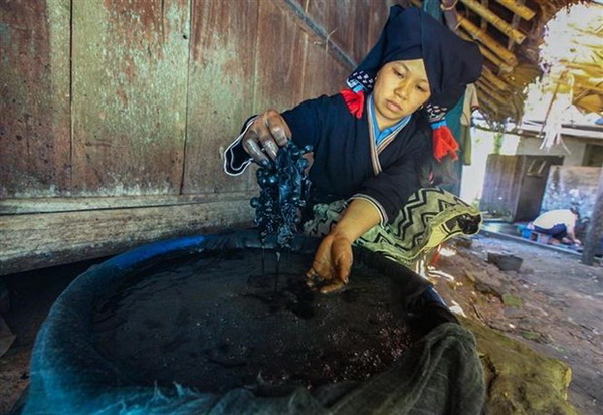 Phụ nữ Dao Tiền ở Bản Sưng tự tay nhuộm chàm, vẽ sáp ong, thêu và may quần áo cho các thành viên trong gia đình. Ảnh: Trọng Đạt - TTXVN