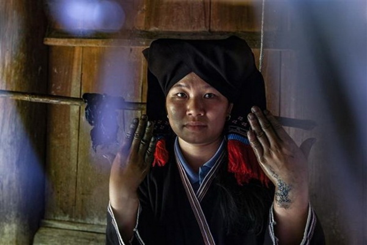 Ngay từ khi lên 10 tuổi, các cô gái Dao Tiền ở bản Sưng đã bắt đầu học thêu thùa, dệt và nhuộm thổ cẩm vì thế đôi bàn tay luôn có màu đen,tím. Ảnh: Trọng Đạt - TTXVN