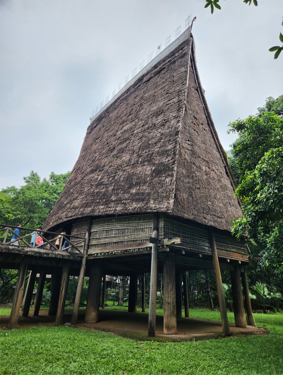 Người Ba Na thường làm nhà rông trong mùa khô, sau vụ thu hoạch lúa. Quanh nhà rông thường có một không gian tương đối rộng để buôn làng sum họp trong mỗi dịp lễ hội cộng đồng.