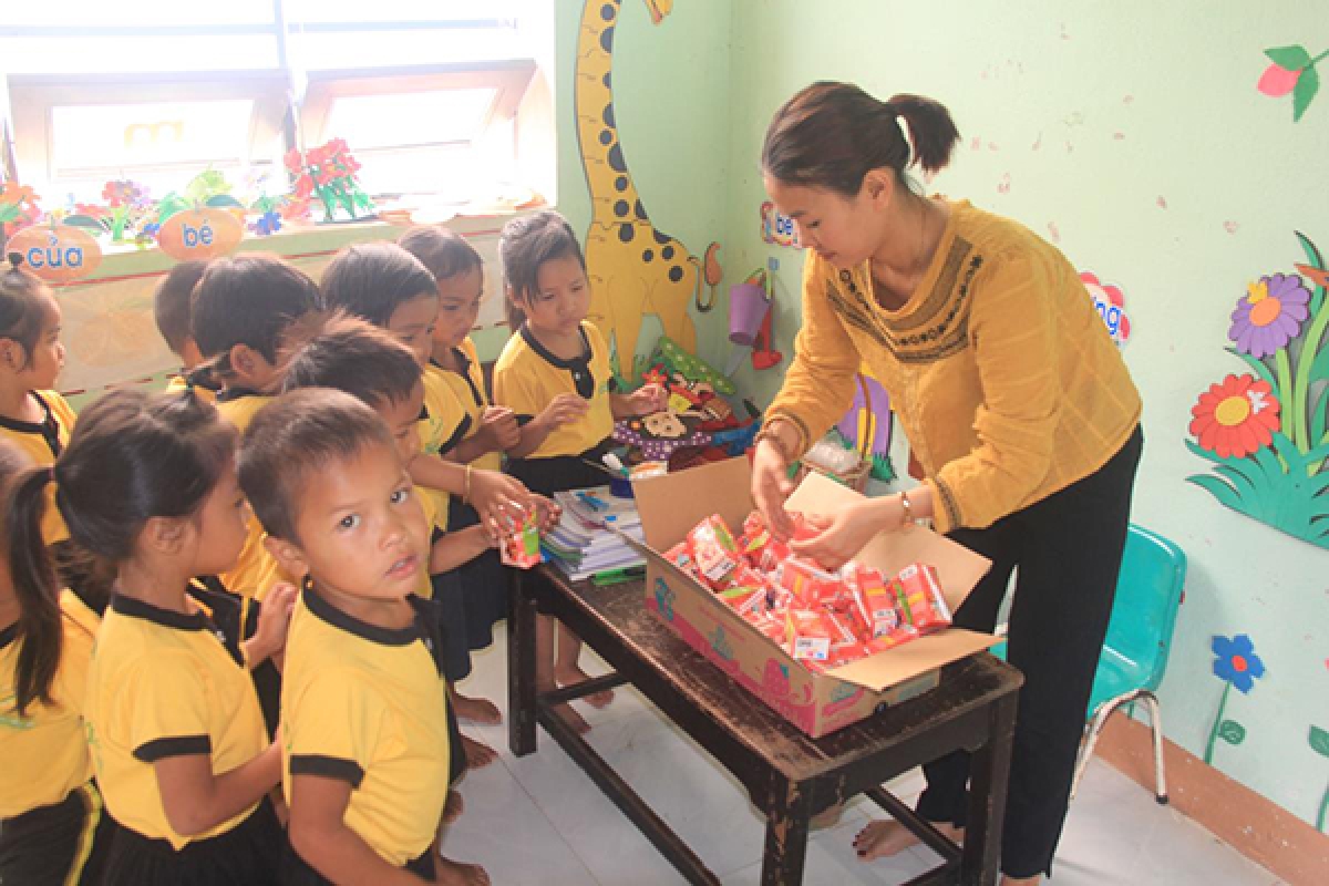 Trẻ em Trường Mẫu giáo Trà Nam (xã Trà Nam, huyện Nam Trà My, Quảng Nam) háo hức
khi được nhận sữa.