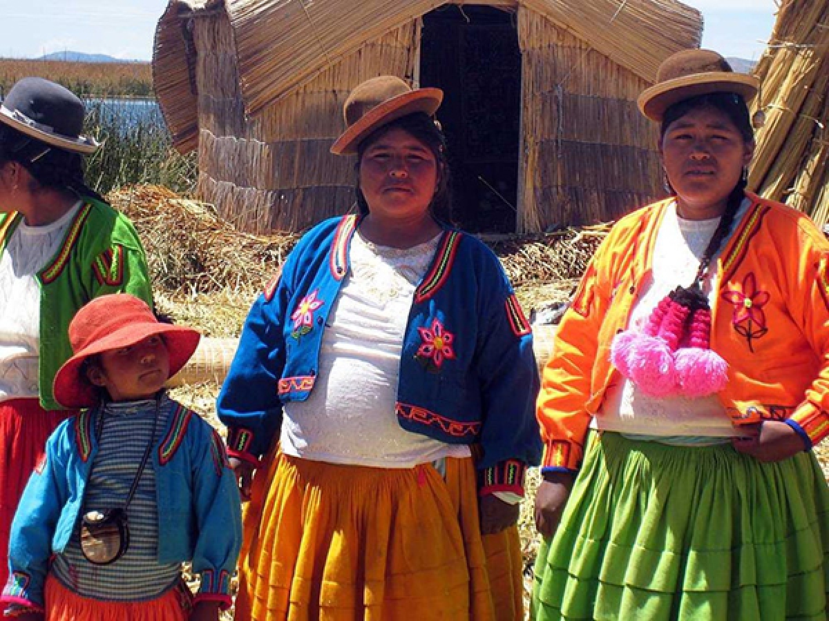 Trang phục truyền thống đầy màu sắc của người Uros