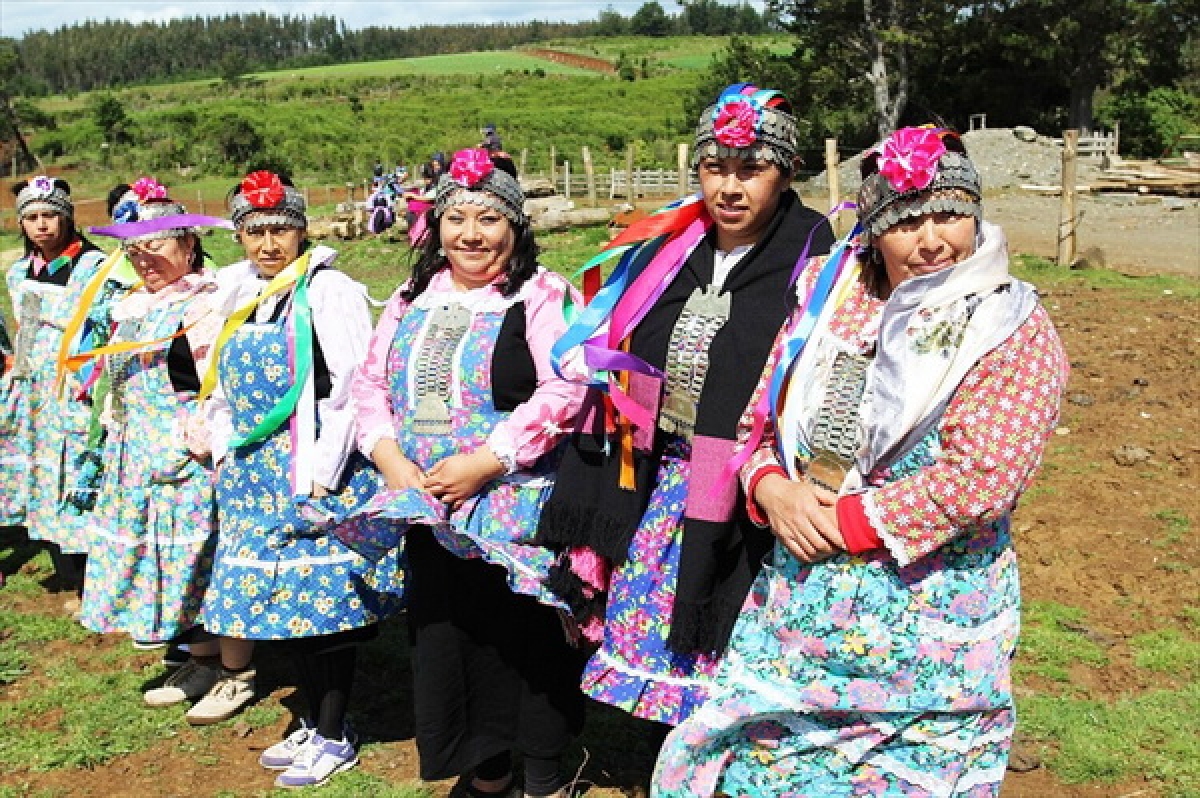 Phụ nữ Mapuche trong trang phục truyền thống. Ảnh: COPE.ES