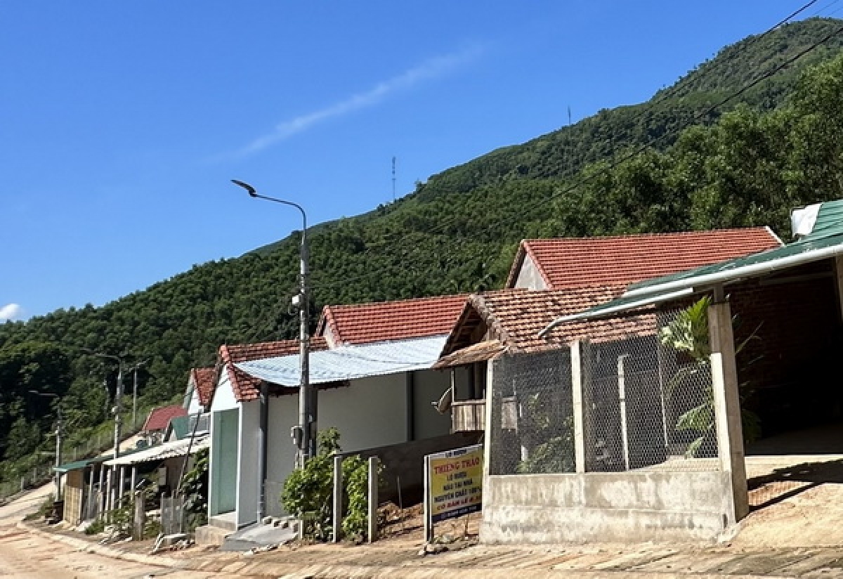 Người dân thôn Nước Lô, xã Ba Giang, huyện Ba Tơ được an cư trong những ngôi nhà mới