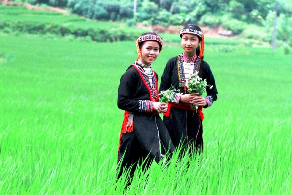Nét duyên dáng của những thiếu nữ dân tộc Dao tô điểm vẻ đẹp cho bản làng.