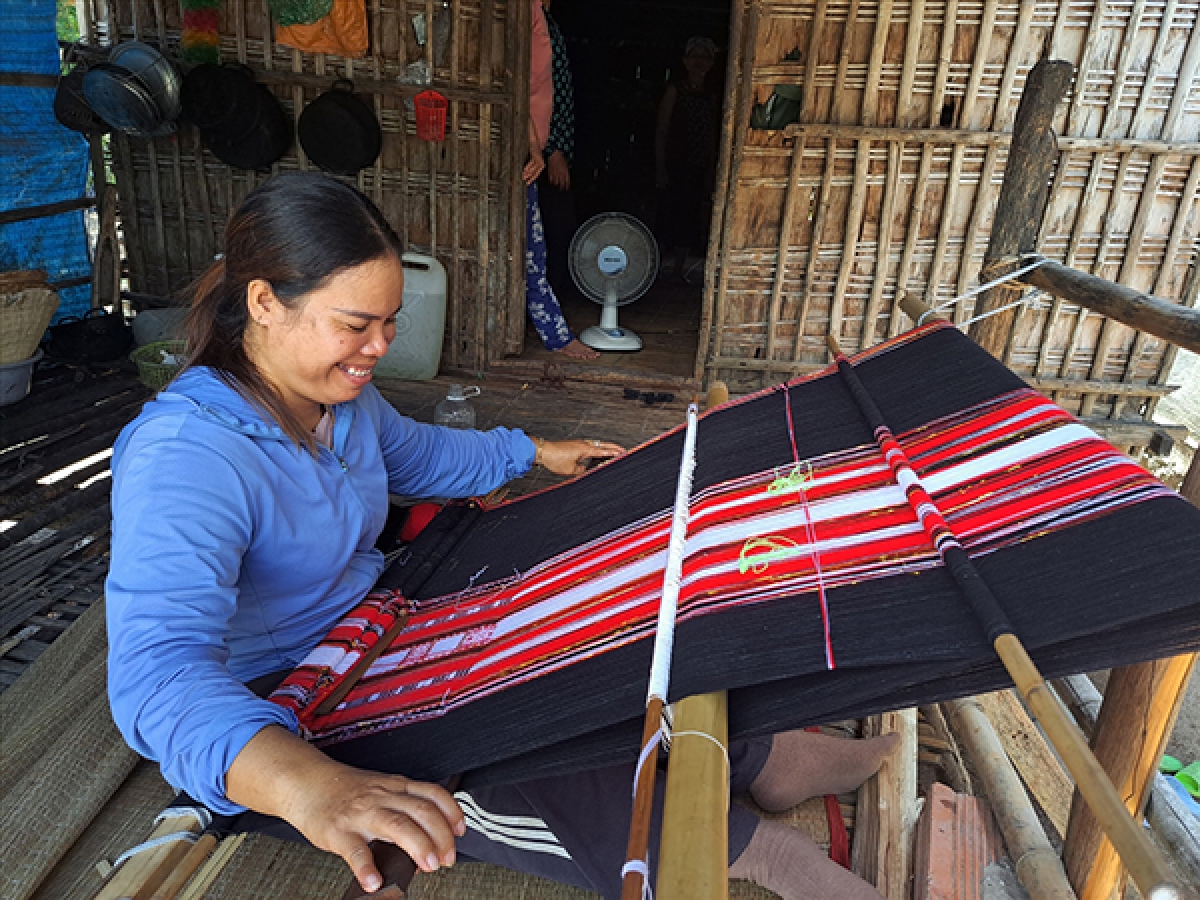 Những người dệt thổ cẩm ở làng Hà Văn Trên vẫn mong muốn có nhiều đầu ra cho sản phẩm
