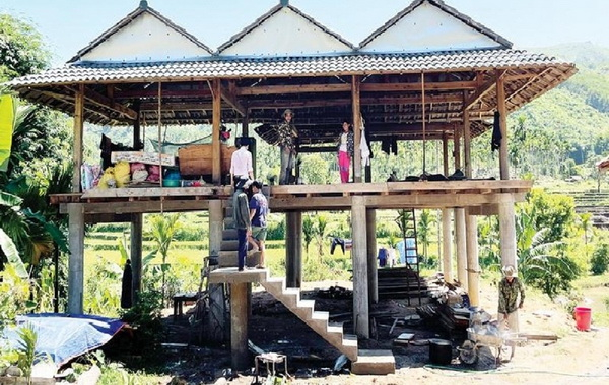 Những ngôi nhà sàn kiên cố của người dân ở làng Ra Manh, xã Sơn Long, huyện Sơn Tây đang tiếp tục được dựng lên