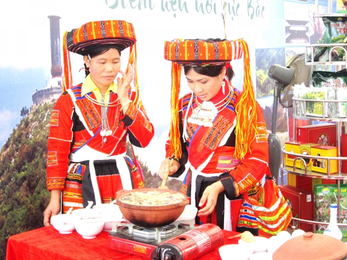 Trong trang phục truyền thống rực rỡ sắc màu, phụ nữ Pà Thẻn giới thiệu ẩm thực của dân tộc mình.