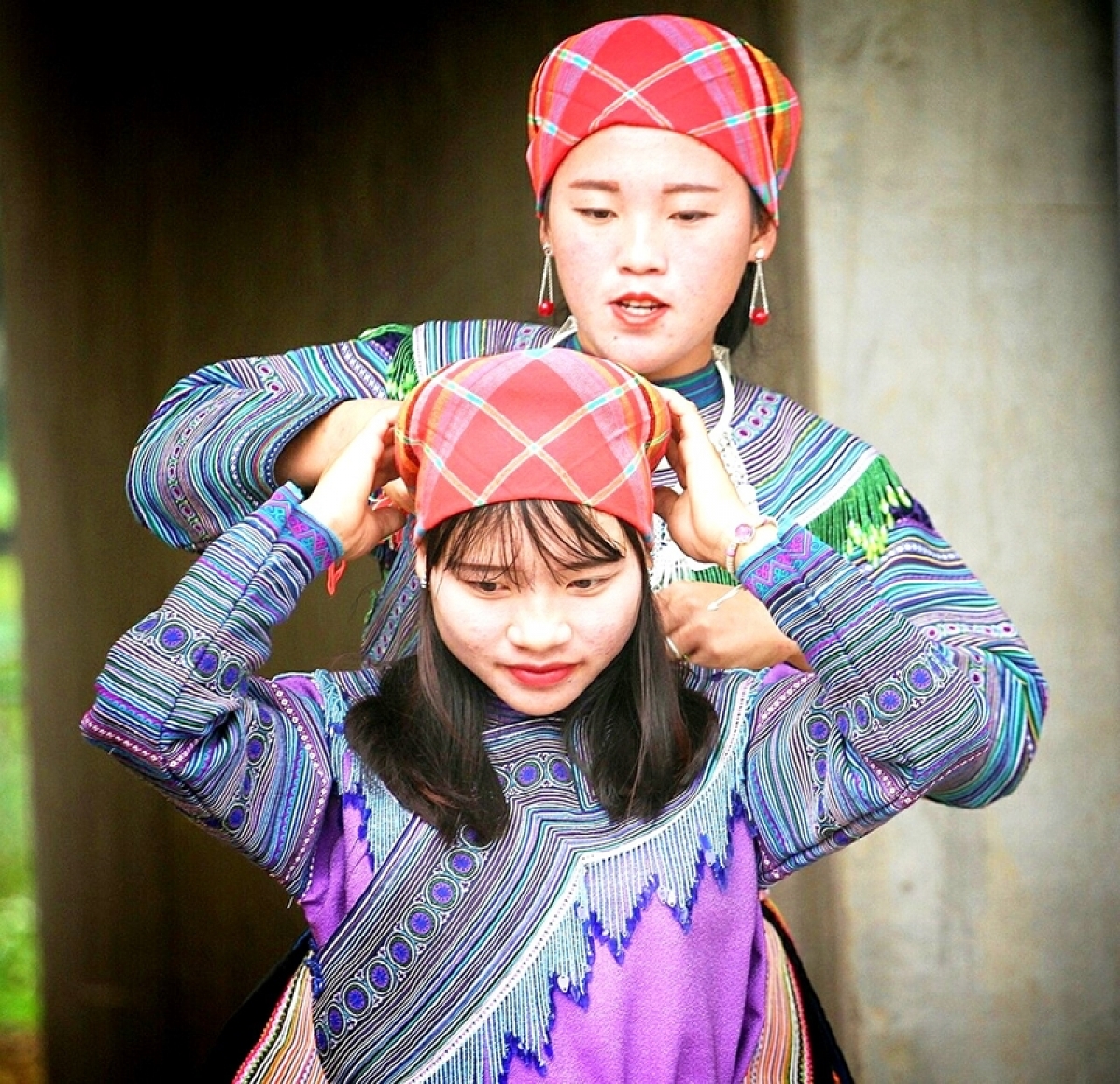 Những thiếu nữ dân tộc Mông sửa soạn trang phục để đi hội xuân.