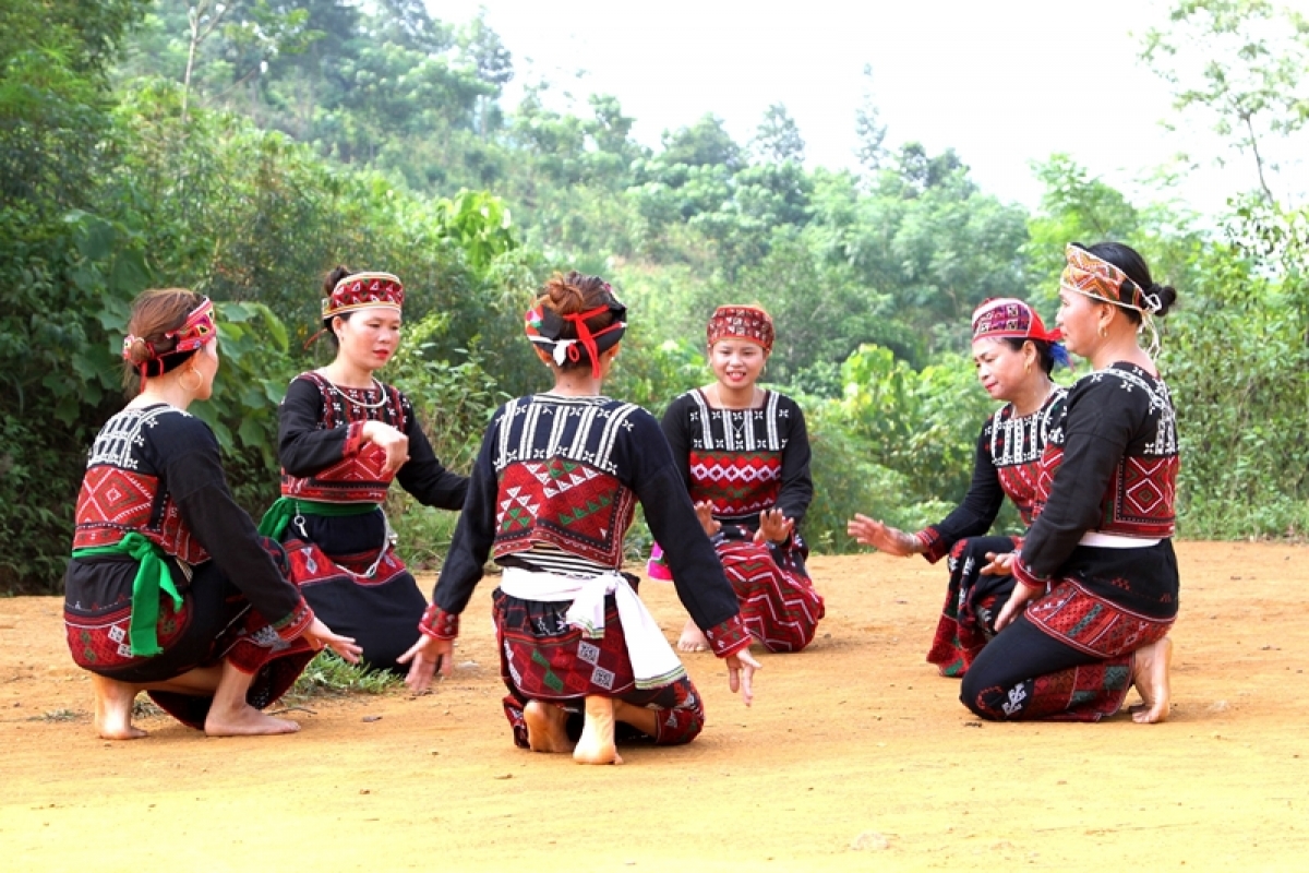 Phụ nữ dân tộc Xa Phó biểu diễn điệu múa truyền thống.