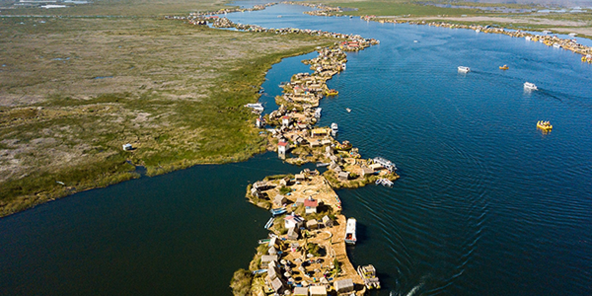 Các hòn đảo được người Uros "neo đậu" ven bờ hồ để tránh bị trôi đi quá xa