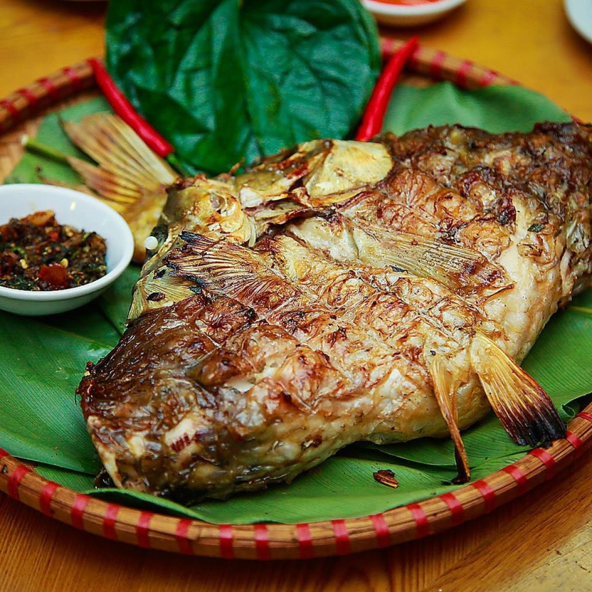 Nghe tên là lạ nhưng thực chất đây là món cá nướng đặc biệt của người Thái ở Tây Bắc. 