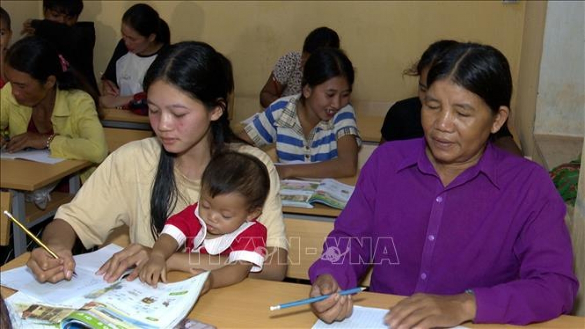 Lớp học xóa mù do Đồn Biên phòng Ia Lốp mở dạy chữ cho bà con thiểu số Jrai ở Cụm dân cư Suối Khôn (Gia Lai). Ảnh: TTXVN phát