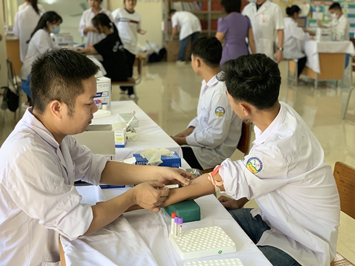 Cán bộ y tế lấy mẫu xét nghiệm sàng lọc bệnh Thalassemia cho học sinh vùng dân tộc miền núi tại 5 tỉnh dịch tễ. Ảnh: Q.Lý