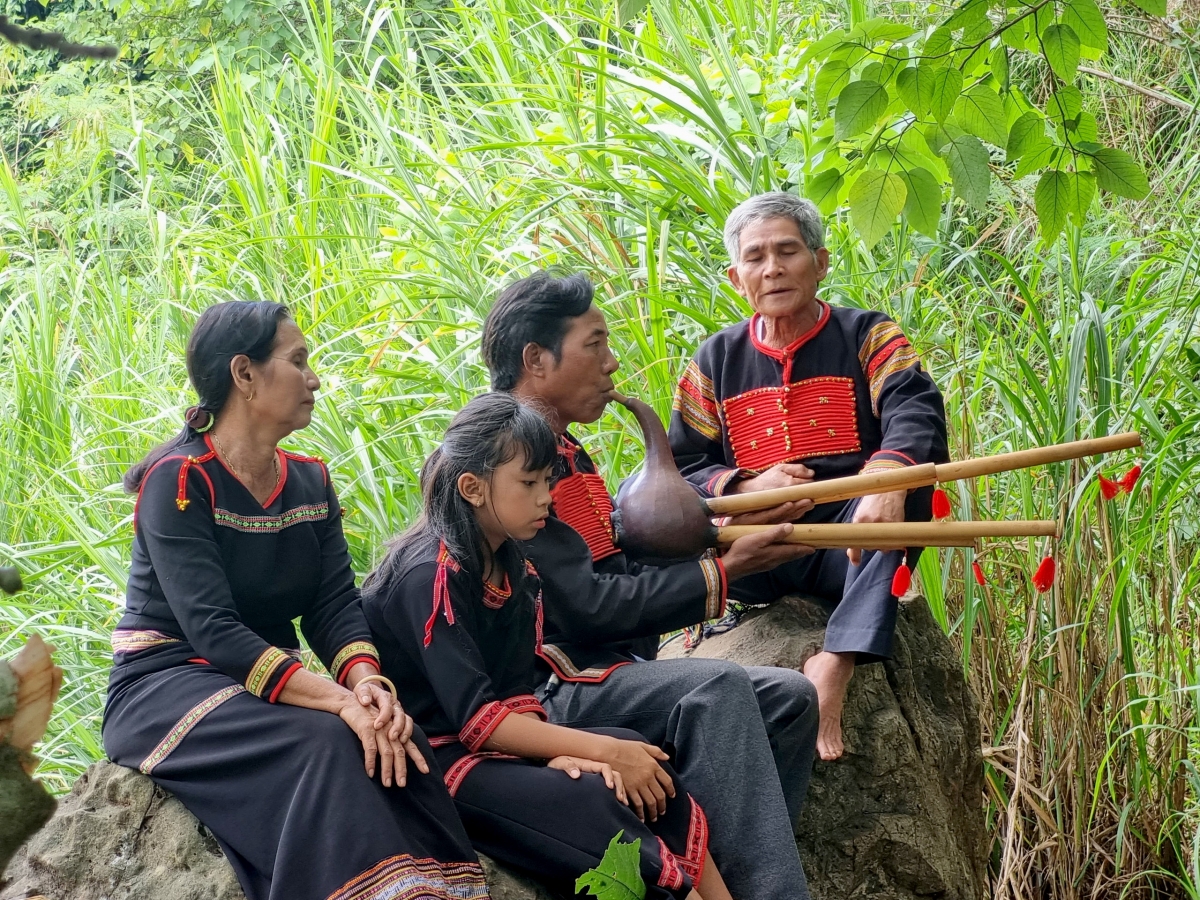 Akhan hri, hiăp pơtưh Êđê hơmâo tŭ yap jing Gru grua ngui ngor ngă yang rơbang gưl dêh čar