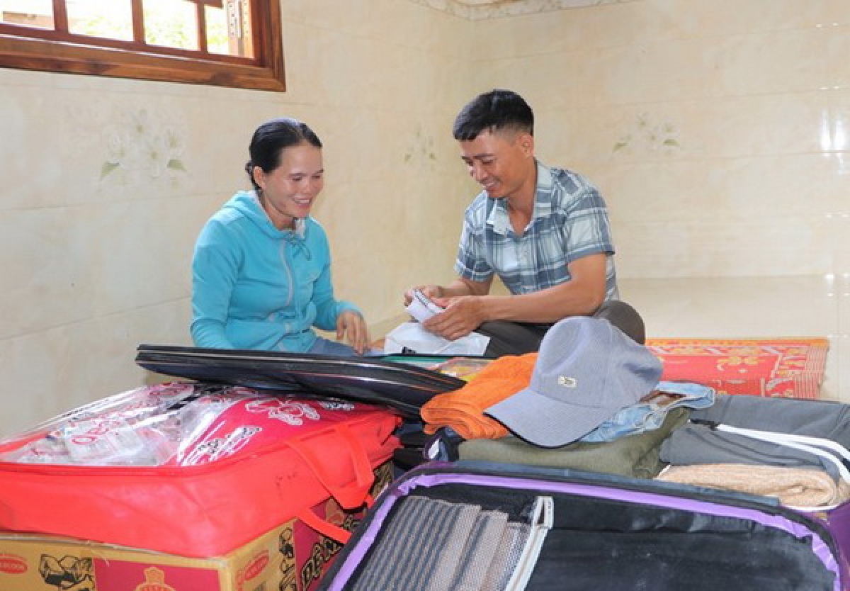 Anh Phạm Văn Trờ tại xã Ba Thành (Ba Tơ, Quảng Ngãi) cùng vợ sắp xếp hành lý để sang Nhật Bản làm việc theo hợp đồng. Ảnh: Đinh Hương - TTXVN