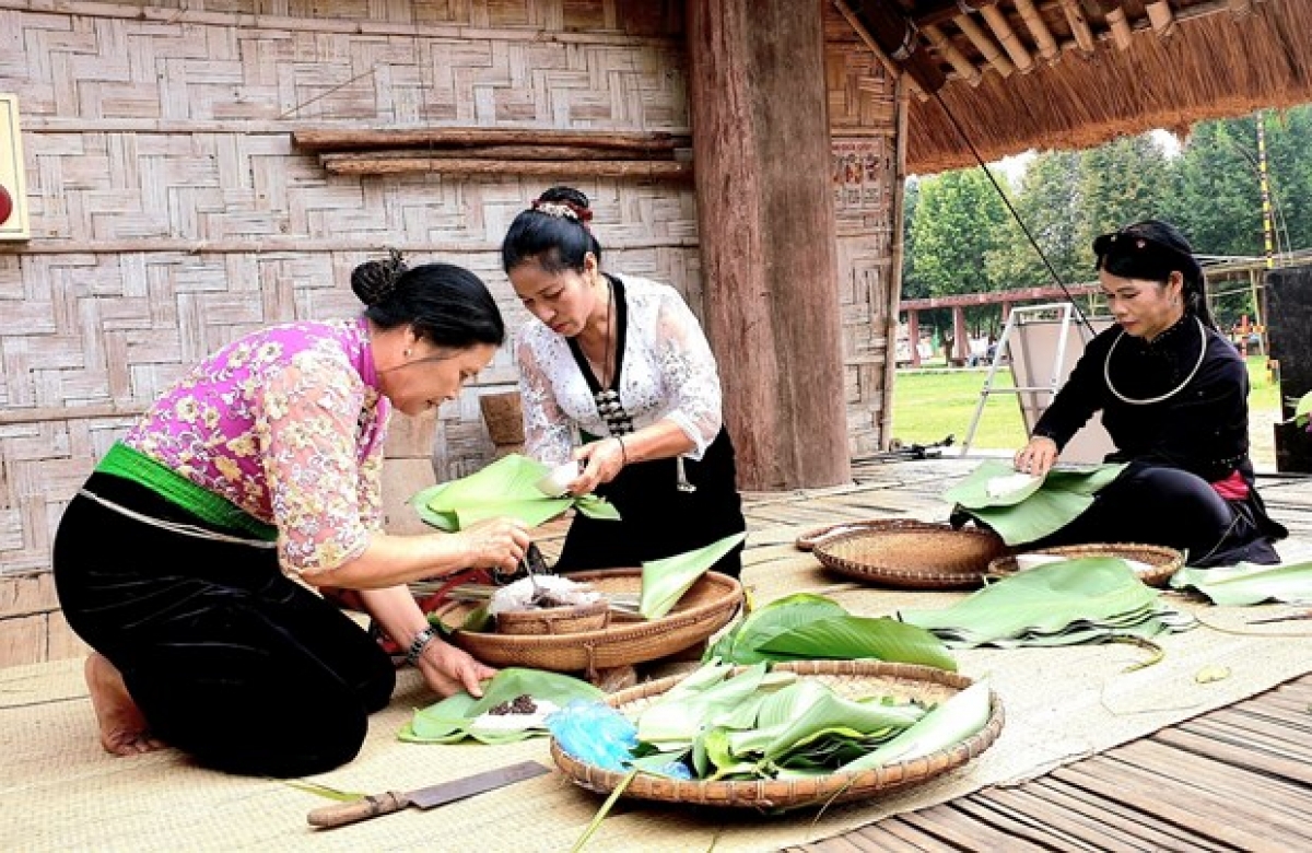 Bà con đồng bào dân tộc Tày, Thái gói bánh truyền thống, giới thiệu ẩm thực độc đáo
của dân tộc mình. Ảnh: Hoàng Tâm