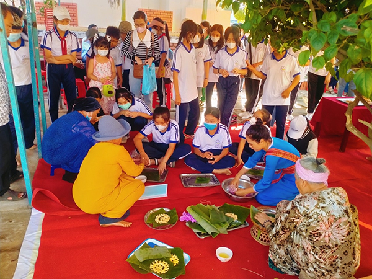 Các em học sinh Chăm tham gia thi nắn bánh gừng trong dịp Lễ hội Katê năm 2022 tại Trung tâm Trưng bày văn hóa Chăm tỉnh Bình Thuận