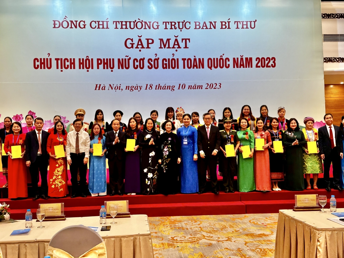 Ủy viên Bộ Chính trị, Thường trực Ban Bí Thư Trương Thị Mai gặp gỡ các chị em hội phụ nữ cơ sở giỏi
​​​​toàn quốc năm 2023. Ảnh VP