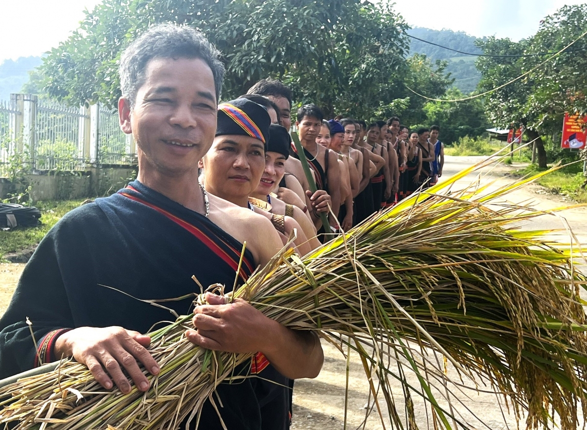 Lễ hội Tơl Ba Riang nhằm cầu mong thần linh ban tặng vụ mùa tới đầy thóc, con dân ngày càng no ấm, tinh thần đoàn kết ngày thêm vững bền.