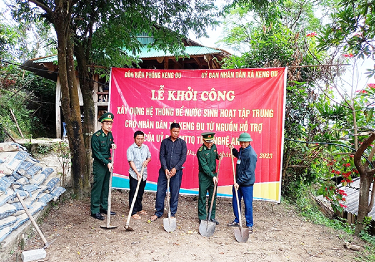 Đồn Biên phòng Keng Đu phối hợp với UBND xã Keng Đu tổ chức khởi công xây dựng hệ thống bể nước sinh hoạt tập trung cho Nhân dân địa phương.