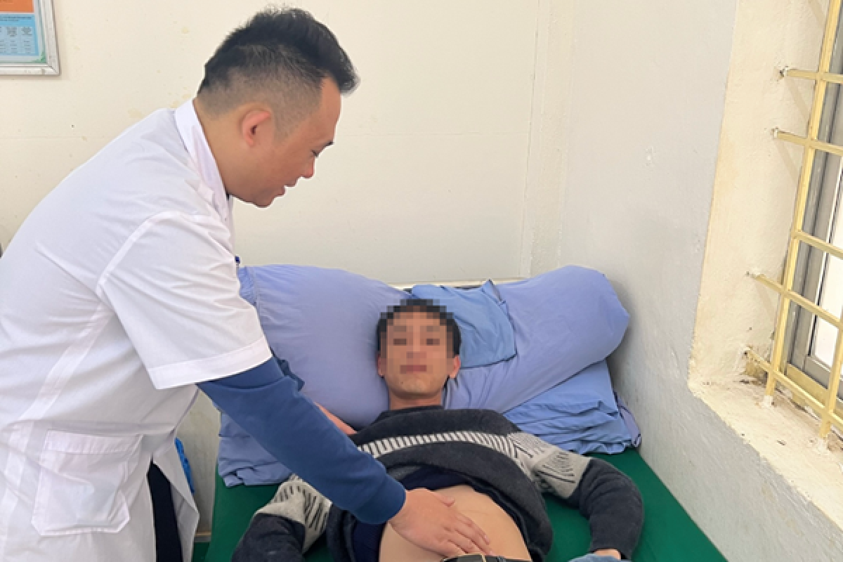 Bác sĩ Trịnh Anh Tuấn khám cho bệnh nhân. Ảnh: Phương Thúy