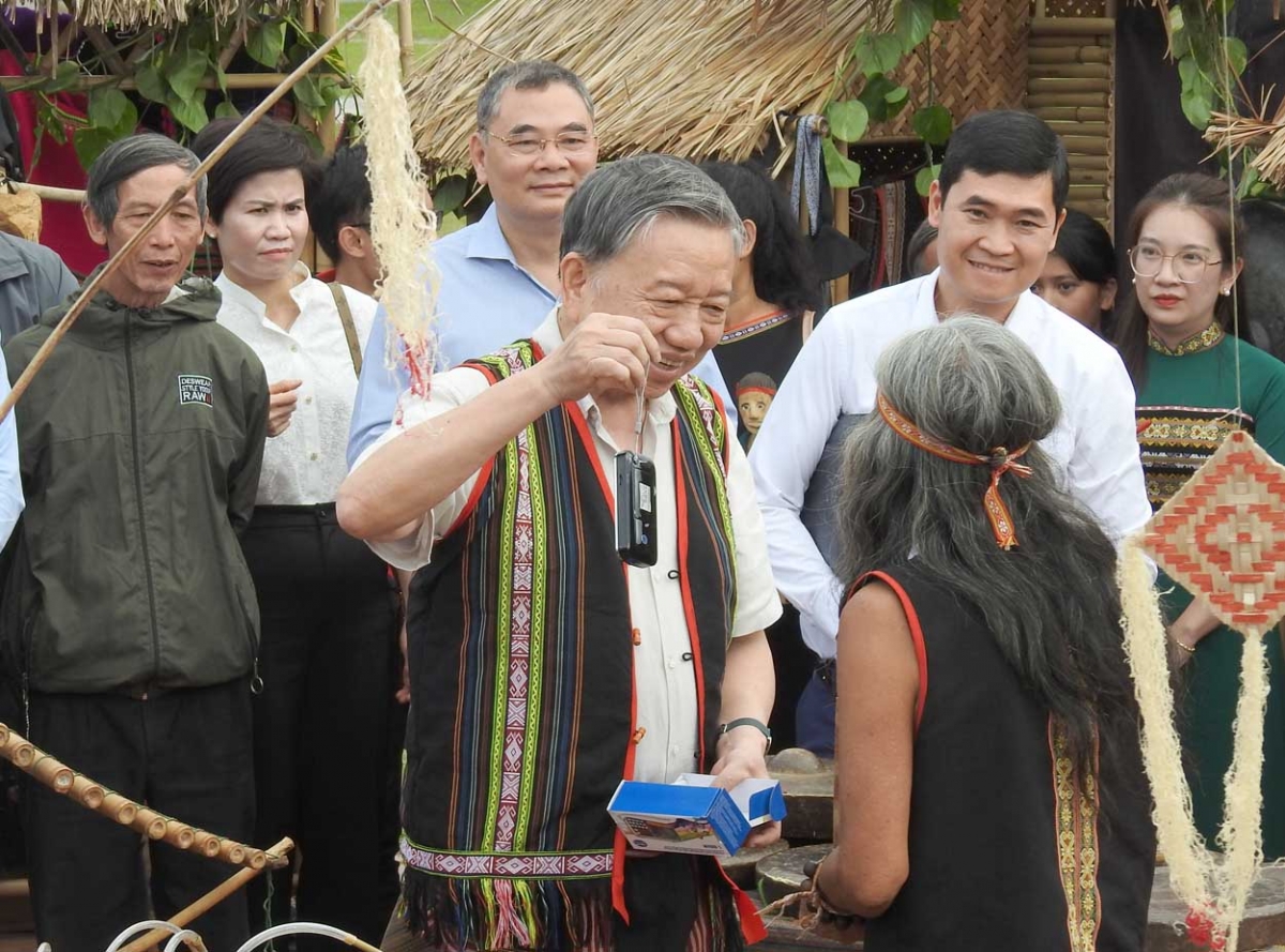 Khua tơhan krên dên Tô Lâm ƀơk radio kơ mơnuih kơhnăk gru đưm ơi A Biu