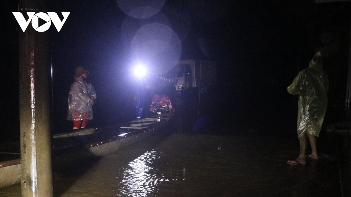 Người dân tất tả chạy lụt trong đêm, vất vả di chuyển bằng ghe thuyền
