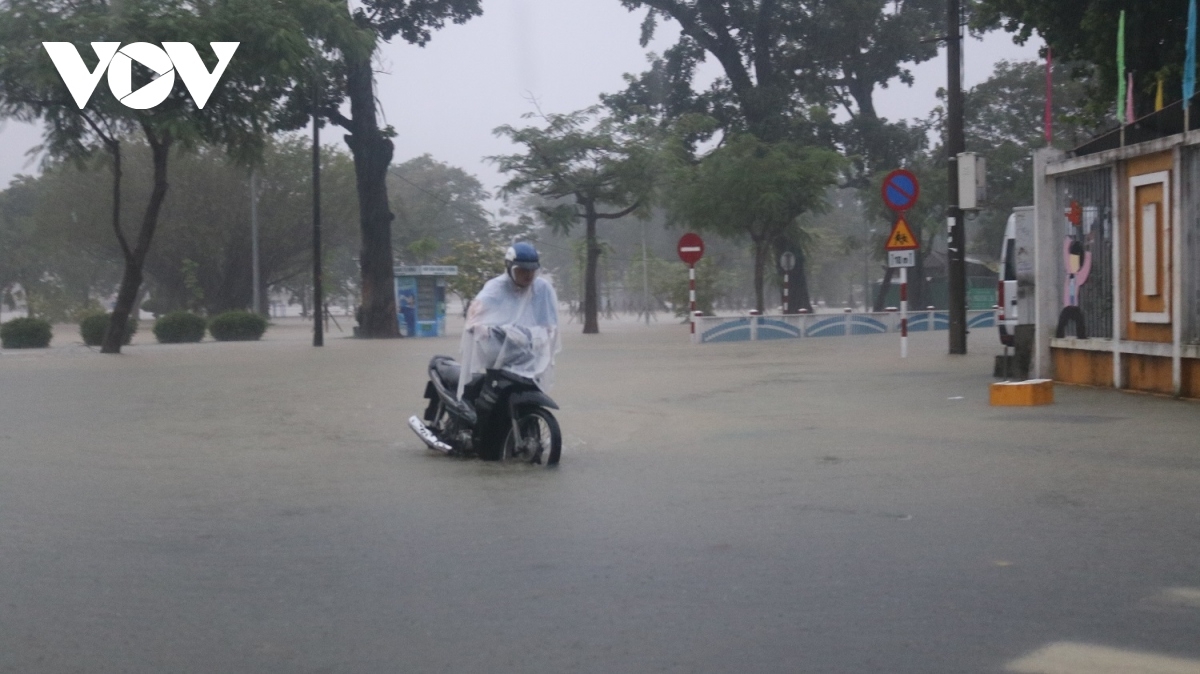 Nước sông Hương trên mức báo động 3, gây ngập nhiều khu vực trung tâm thành phố Huế. Tỉnh Thừa thiên Huế cho toàn bộ học sinh, sinh viên nghỉ học ngày 15-11