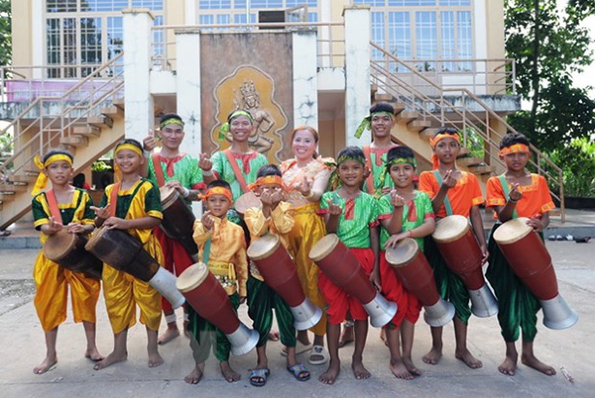 Các em nhỏ đồng bào dân tộc Khmer được truyền dạy điệu múa trống Chhay-dăm tại xã Trường Tây, thị xã Hòa Thành, tỉnh Tây Ninh. (Ảnh: Minh Phú/TTXVN) 