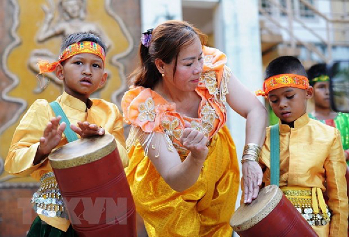 Tiếp nối truyền thống của gia đình, chị Cao Thị Thu Loan ở ấp Trường An, xã Trường Tây truyền dạy điệu múa trống Chhay-dăm cho thanh thiếu niên trong xã. (Ảnh: Minh Phú/TTXVN)