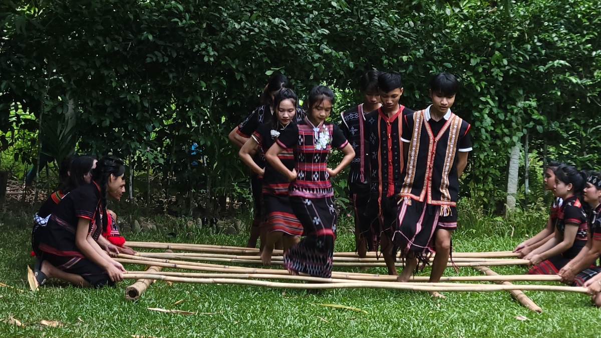 Đội văn nghệ của 2 thôn Tà Lang và Giàn Bí biểu diễn múa sạp phụ vụ khách du lịch.