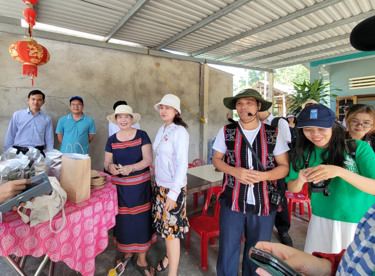 Anh A Lăng Như (khoác áo thổ cẩm Cơ Tu), chủ Homestay giới thiệu cho du khách những đặc trưng văn hóa truyền thống của đồng bào Cơ Tu ở thành phố Đà Nẵng.