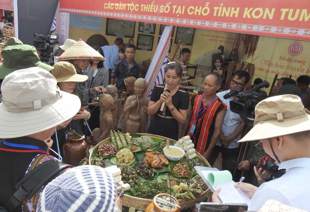 Grup djuai ania Jeh-Triêng tơring čar Kon Tum lăi pơthâo añăm ƀong mơ̆ng ƀing gơñu